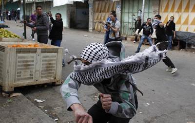 arab with scarf running