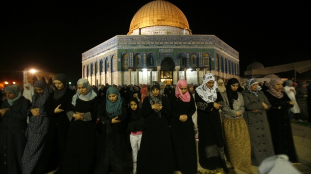 woman praying al-aqsa mosque