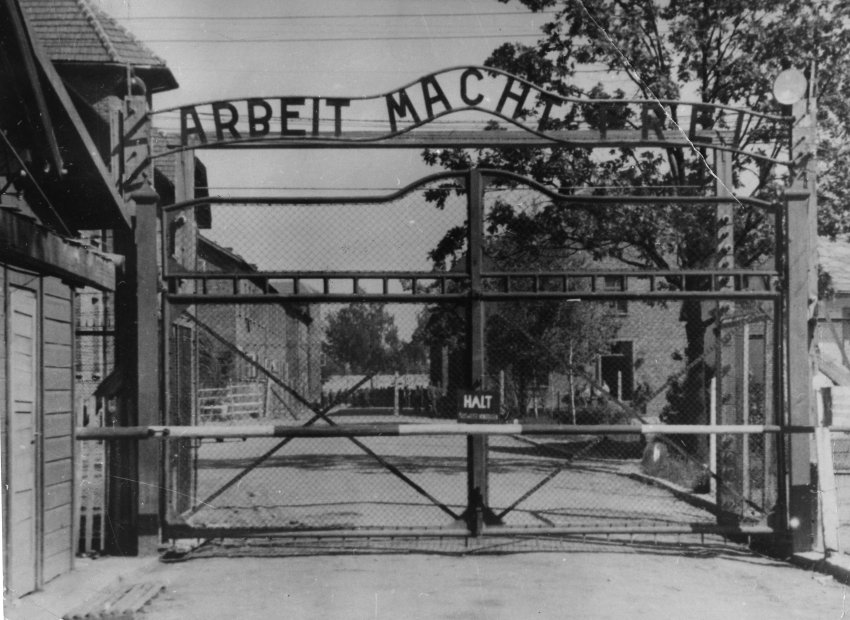 entrance to auschwitz