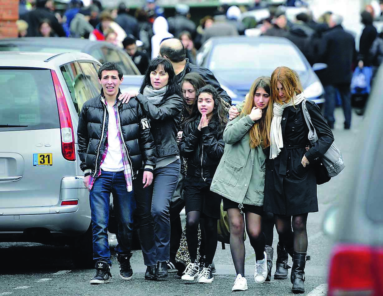 teenagers walk from Ozar Hatorah school