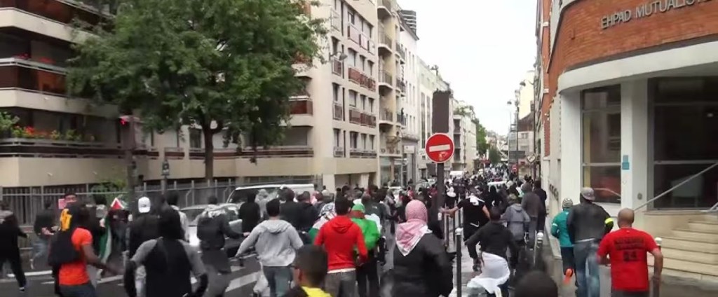 protesters run towards synagogue