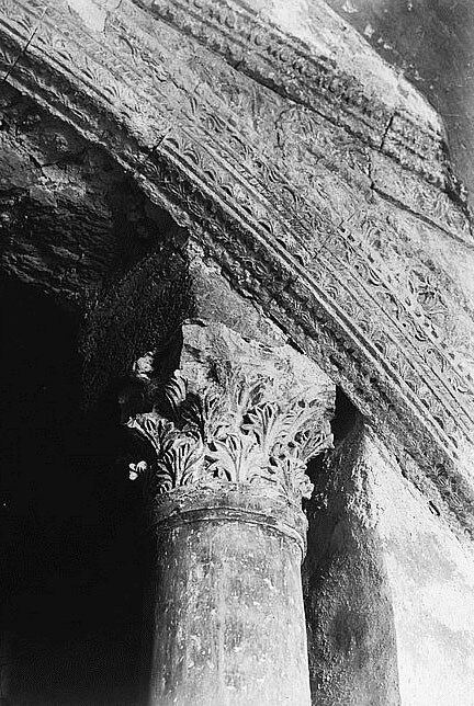 Column in the subterranean passage