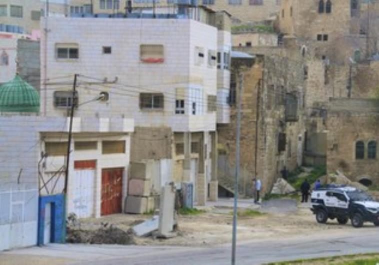 Settlers enter building in Hebron 370.