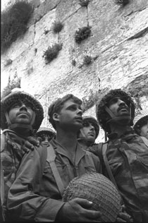 Israeli-Paratroopers-in-Jerusalem-June-1967.jpg