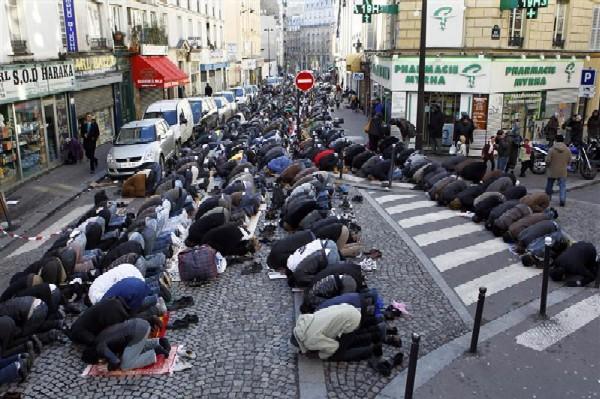  barron.praying.in.street