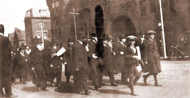 A march in support of the Balfour Declaration in 1917, in front of the parliament building in Toronto, Canada (Wikimedia Commons)